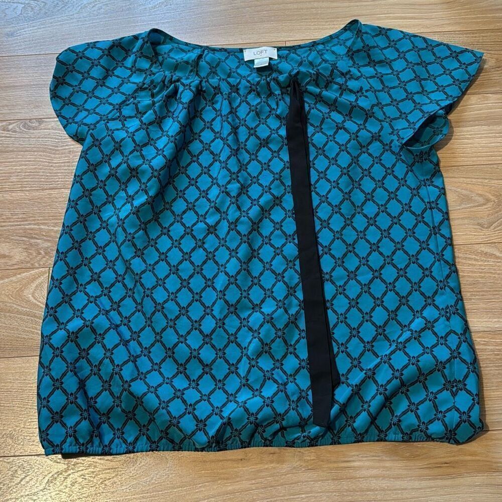 Loft Blue Geometric Blouse Size Medium   has cinch‎ waist and ribbon tie to make